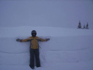 db_20080222_Anja_zeigt_wie_hoch_der_Schnee_liegt2