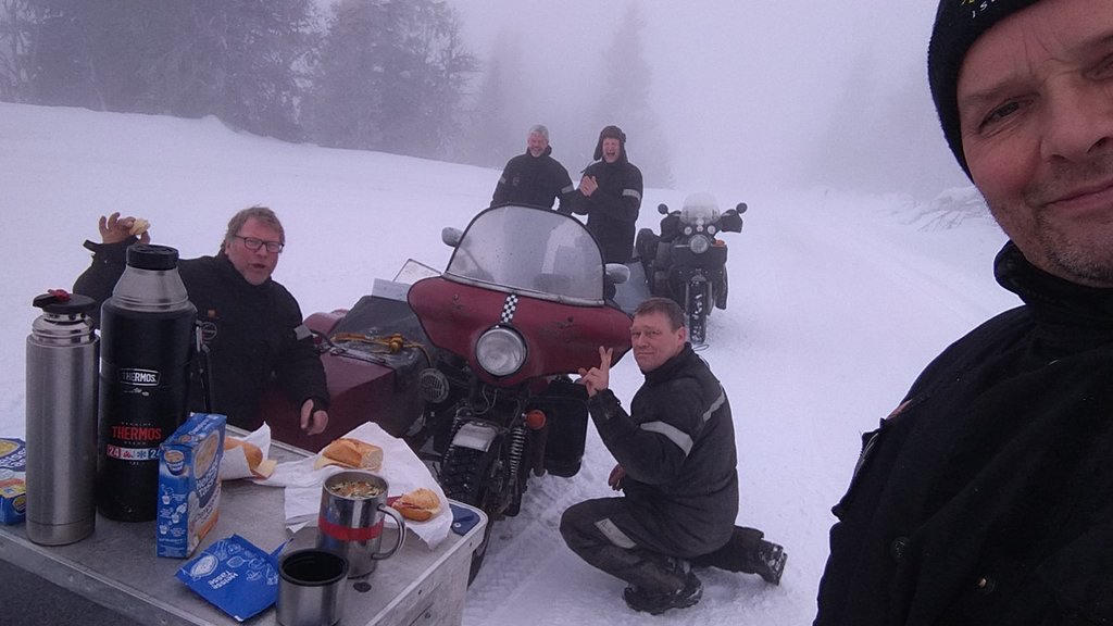 Ein Bild, das Person, draußen, Kleidung, Schnee enthält. Automatisch generierte Beschreibung